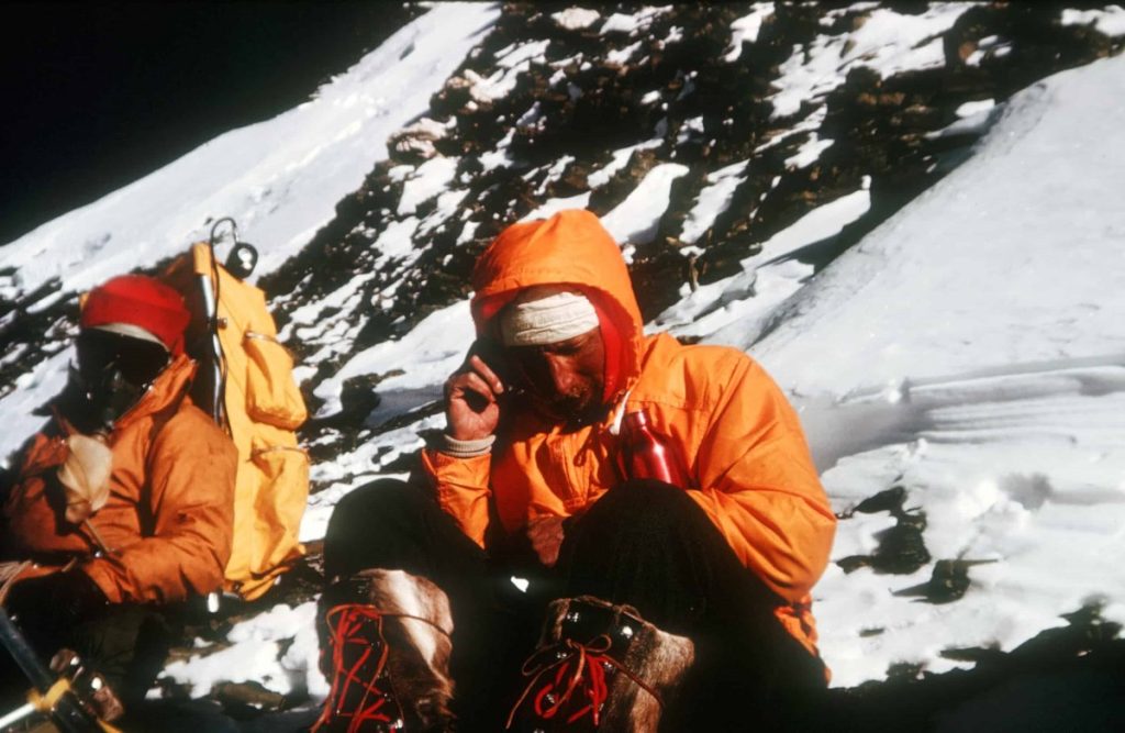 Tom Hornbein stremato durante la discesa dall