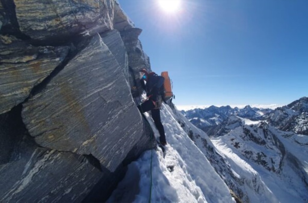 Traversata sotto la rock band del Linkhu Chuli 2. Foto Nathan White