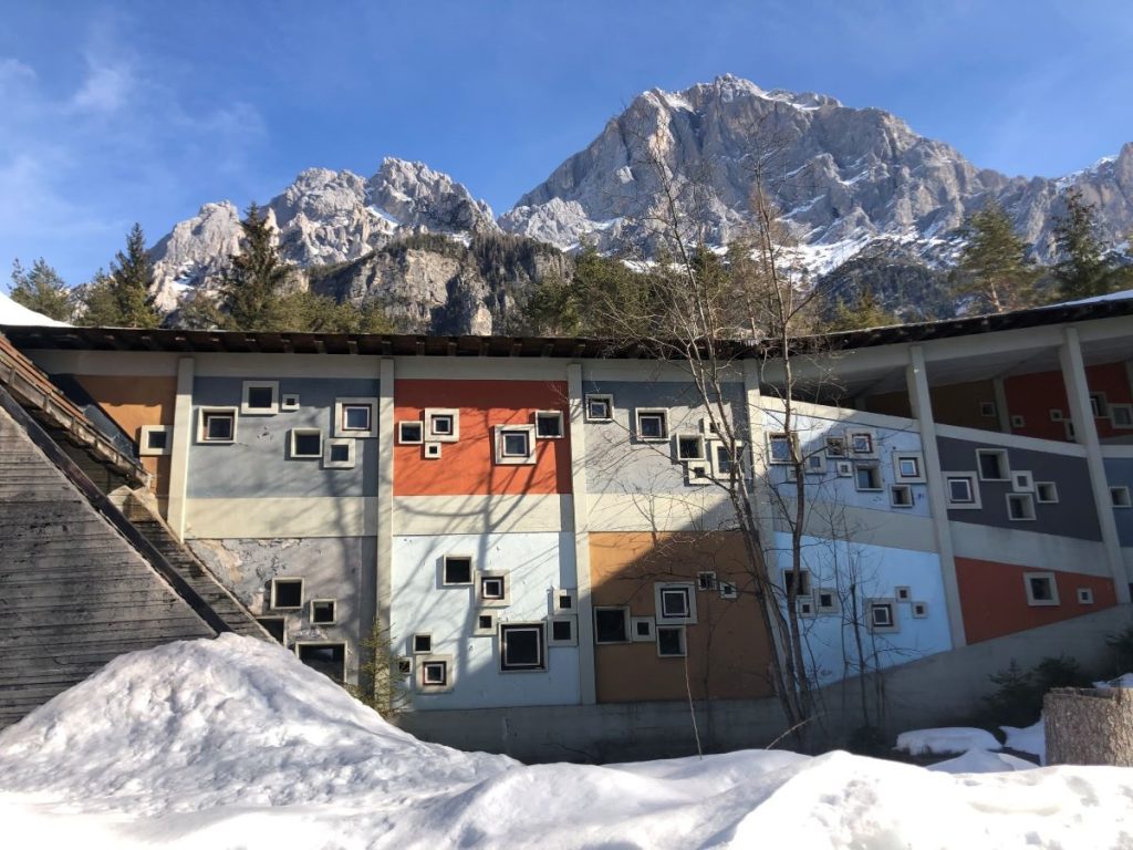 Un padiglione della colonia con le finestre ad altezze diverse per essere utilizzate dai bambini di tutte le età. Foto Massimo Spampani