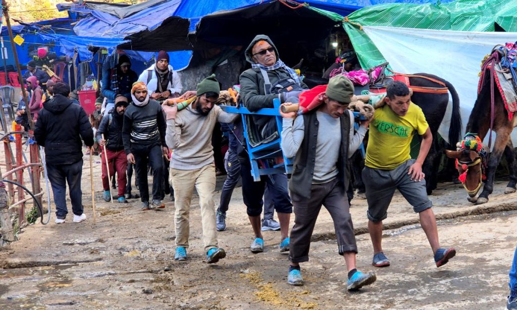 Un palanchino sul sentiero per Kedarnath, foto Stefano Ardito