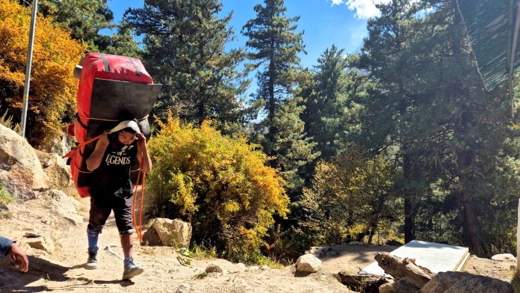 Un portatore in marcia tra Gangotri e Bhojbasa, foto Stefano Ardito