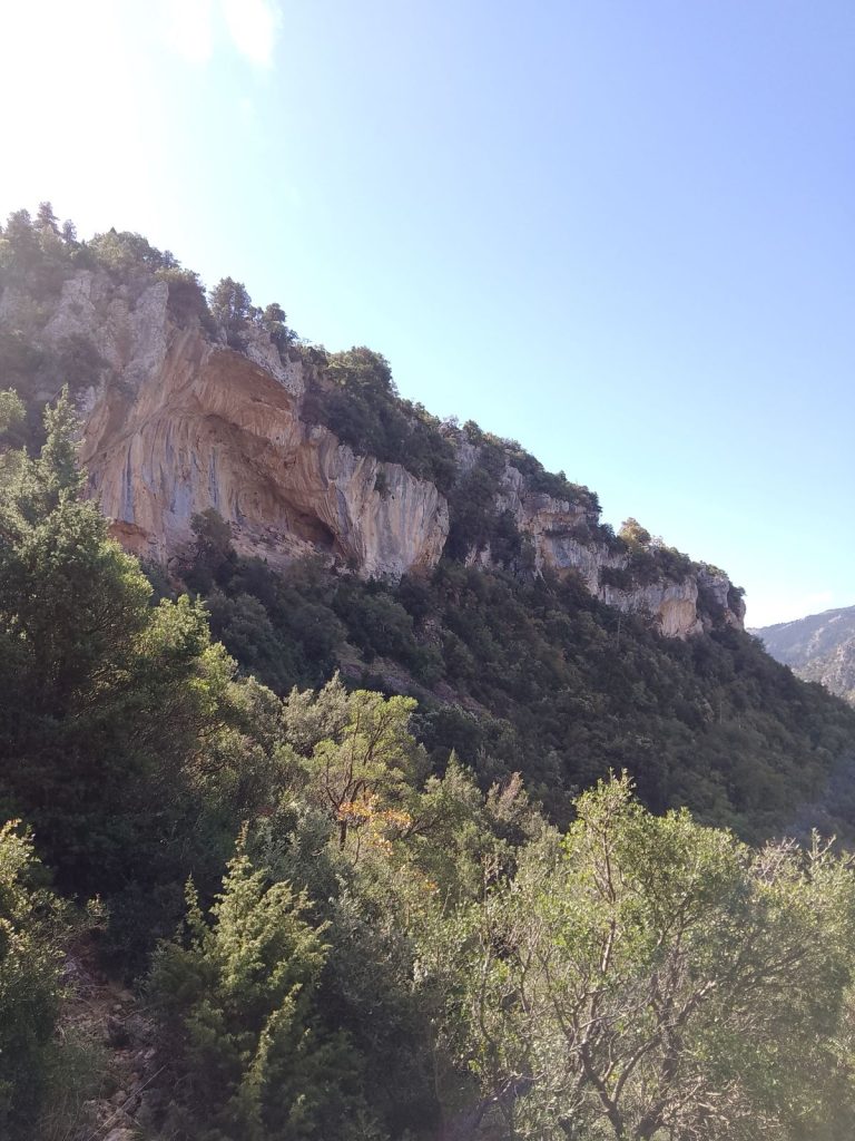 Una dellel falesie nei pressi di Kyparissi. Foto Marco Zanchetta