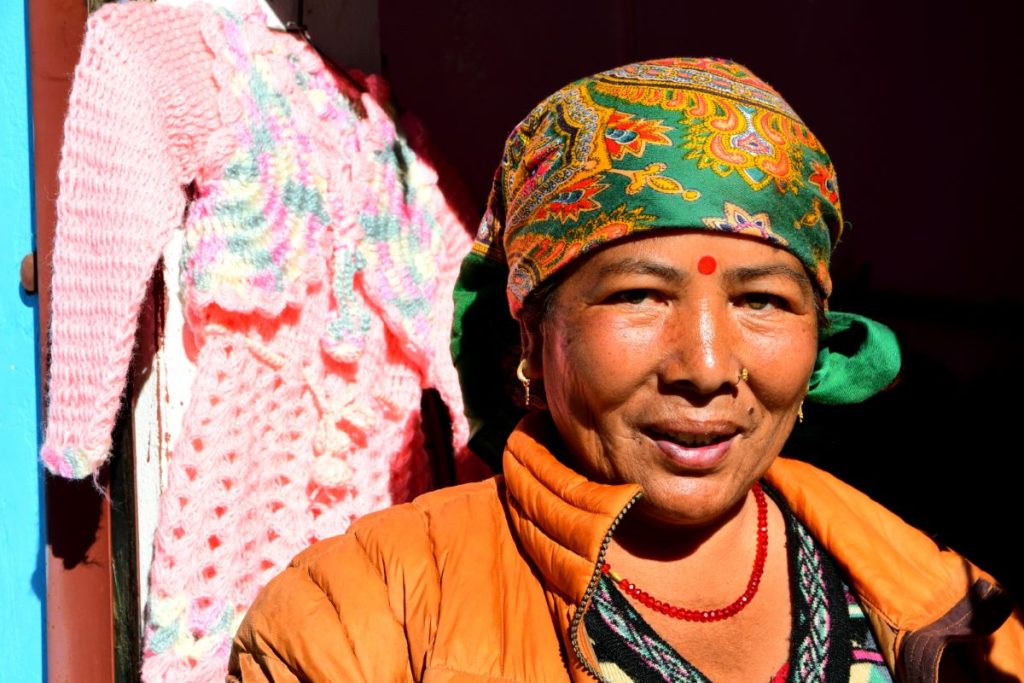 Una donna di etnia tibetana a Mana, foto Stefano Ardito
