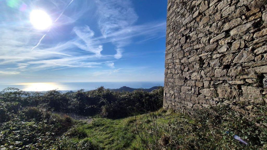 Uno sguardo verso il mare dal Forte Fratello Minore, foto Stefano Ardito