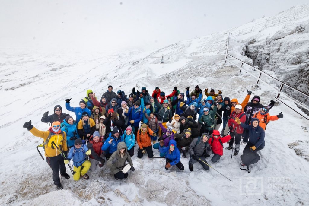 Foto di gruppo di alpinisti e giornalisti al Rifugio Rosetta. Foto Piotr Drozd, Piolets d'Or @piotrdrozdzphoto