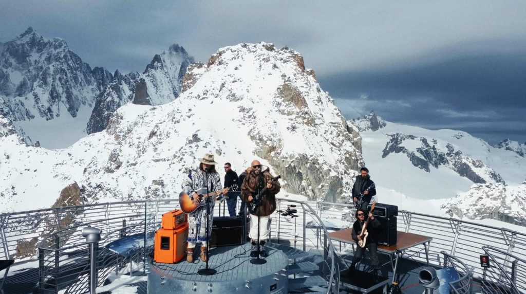 I Negramaro a Punta Helbronner durante la registrazione della videoclip. Foto FB Skyway Monte Bianco