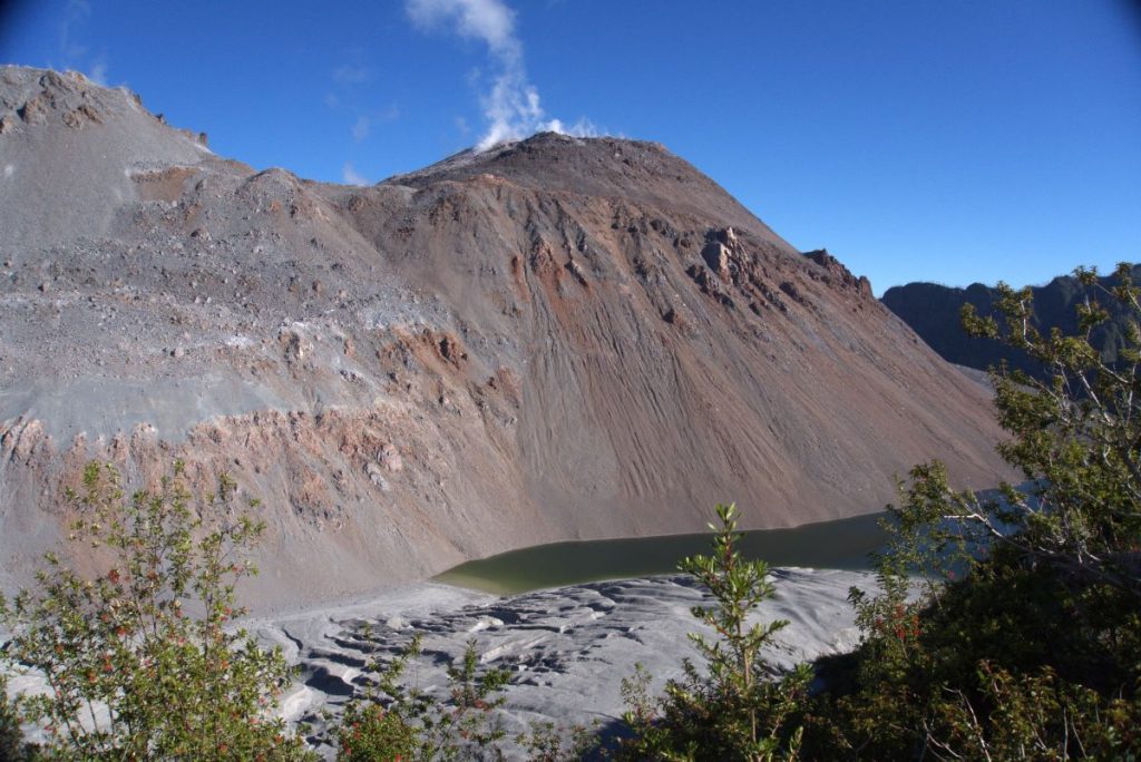 Il lago nel cratere del vulcano Chaitèn. Foto Elena Casolaro