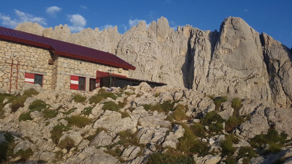Il rifugio Franchetti e il Corno Piccolo, foto Stefano Ardito
