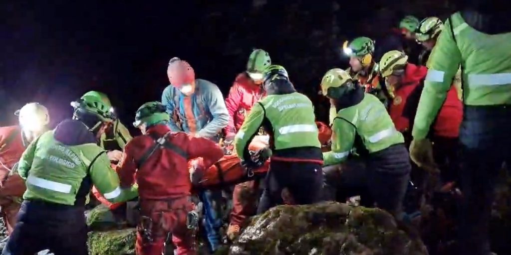 La barella con Ottavia Piana sta per essere imbarcata sull'elicottero @ CNSAS