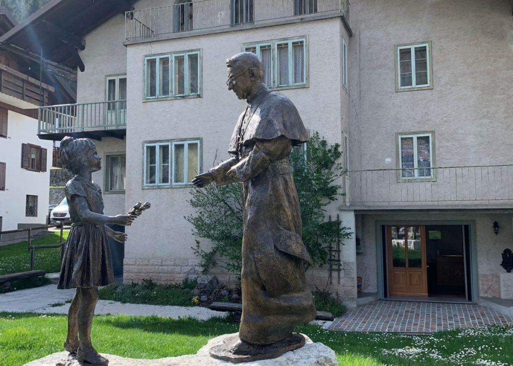 La statua dedicata ad Albino Luciani, papa Giovanni Paolo I, davanti alla sua casa natale @ MUSAL