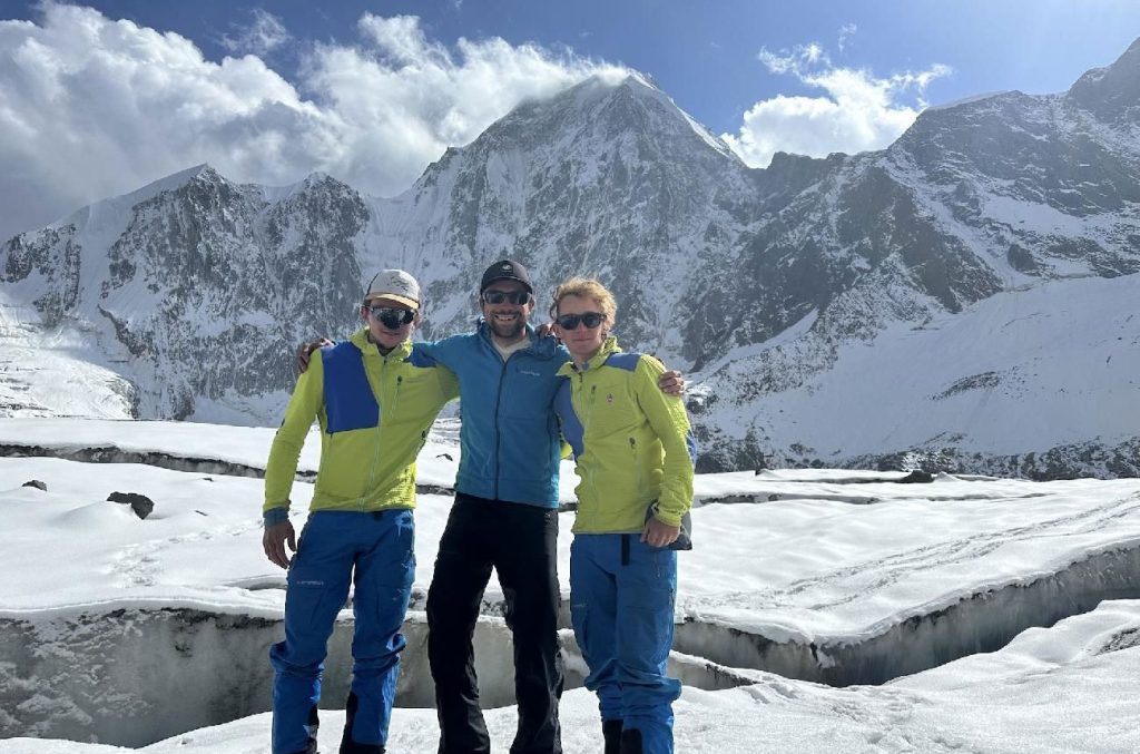 Matthias Gribi, Nathan Monard e Hugo Béguin sotto parete nord del Flat Top. Foto Suman Kant