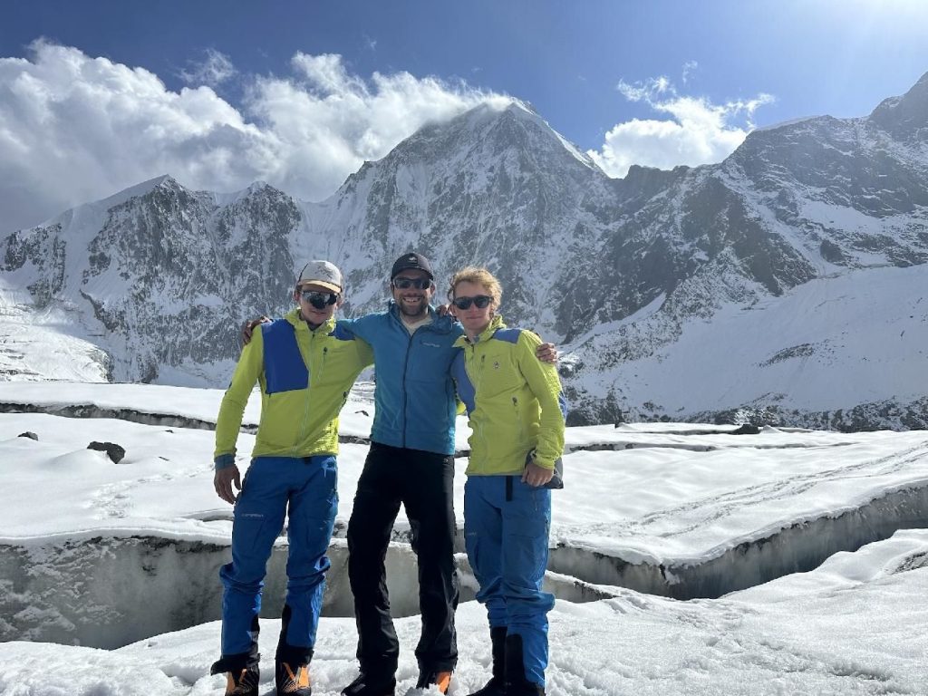 Matthias Gribi, Nathan Monard e Hugo Béguin sotto parete nord del Flat Top. Foto Suman Kant