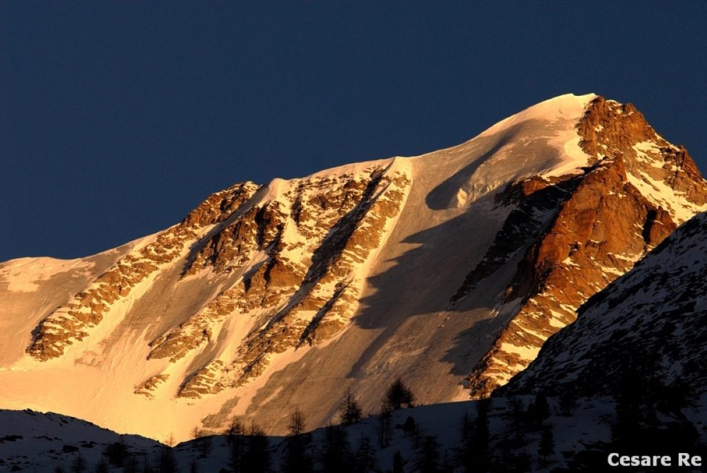 Tramonto sulla Nord del Gran Paradiso. Foto Cesare Re