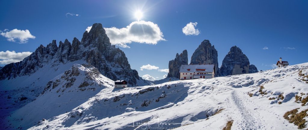 Il Rifugio Locatelli, il Monte Paterno e le Tre Cime. Foto Luigi Tassi
