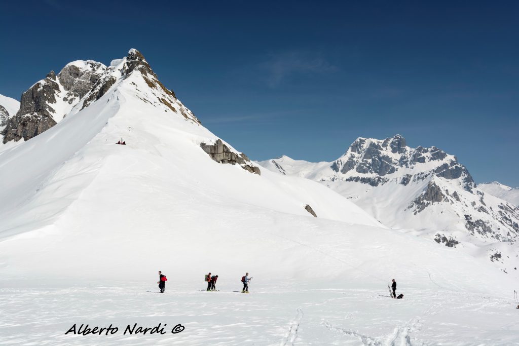 Ai piedi del Monte Cadino; sullo sfondo il Cornone di Blumone (2843 m) . Foto Alberto Nardi