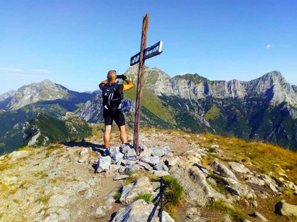 Sulla vetta del Monte Croce. Sullo sfondo il Gruppo delle Panie e, a sinistra, il Monte Corchia. Foto Ugo Pozzati