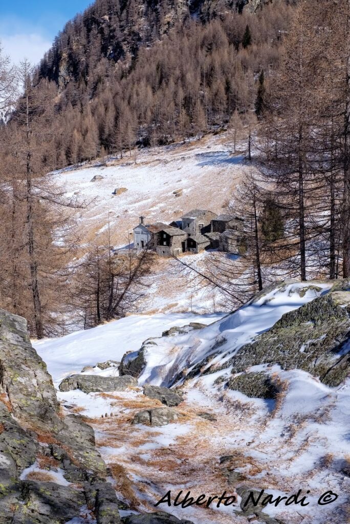Bondeno di Mezzo, con la chiesetta dedicata a San Giacomo il Maggiore, vista da Bondeno di Fuori. Foto Alberto Nardi