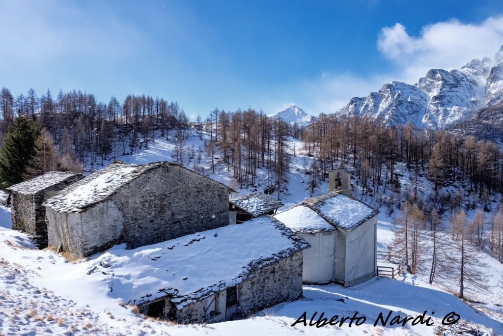 Bondeno di Mezzo. Sullo sfondo il Monte Mater e il Pizzo Camoscera. Foto Alberto Nardi