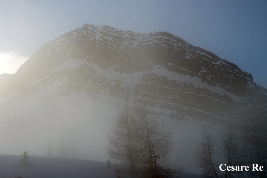 Nei pressi del Passo Valles. Non cambiate l’ottica! Freddo, vento, nevischio e polvere di neve svolazzano per ogni dove, con il solo scopo di insinuarsi nel vostro sensore! Lasciare scoperto il sensore, mentre si cambia l’ottica, è sicuramente un problema. Meglio evitare. In questi casi può essere utile utilizzare uno zoom tuttofare, tipo un 24-120 o un 28-200 o similari. Nikon D800; Nikkor 70-200 mm f/4; 1/800 sec; f/8; iso 200.