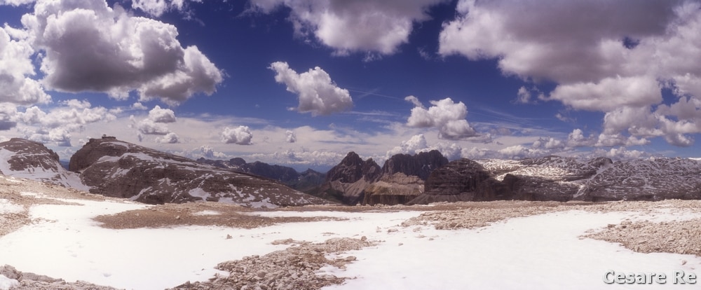 Giusto per ricordare che la montagna stupisce sempre, così come il suo clima e le sue temperature: una panoramica in pellicola, scattata con la fotocamera Horizon 202, meccanica e piuttosto robusta. Nonostante la stagione estiva, la giornata era molto fredda, con temperature sotto lo zero, anche per la quota vicina ai 3000 metri dell’altipiano del Sella. Appunto…era freddo e la pellicola si è letteralmente spezzata, durante l’operazione di carica dell’otturatore e avanzamento del rullino. Questa è l’ultima foto che ho scattato in giornata. Poi, ho aperto il dorso della Horizon, in camera oscura, e ho recuperato parte delle foto già impressionate. Ho parlato di questa fotocamera specifica, anche in “La Fotografia panoramica di montagna con la tecnica dello stitching”