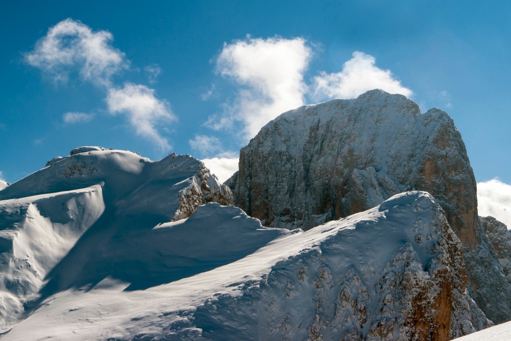 Il gelo dell’altipiano delle Pale, in pieno inverno. Nessun problema di condensa. Non ci sono luoghi caldi aperti in cui entrare. E’ tutto chiuso! Nikon D800; Nikkor 24-120 f4 AFG; focale 35 mm. Temperatura molto sotto zero.