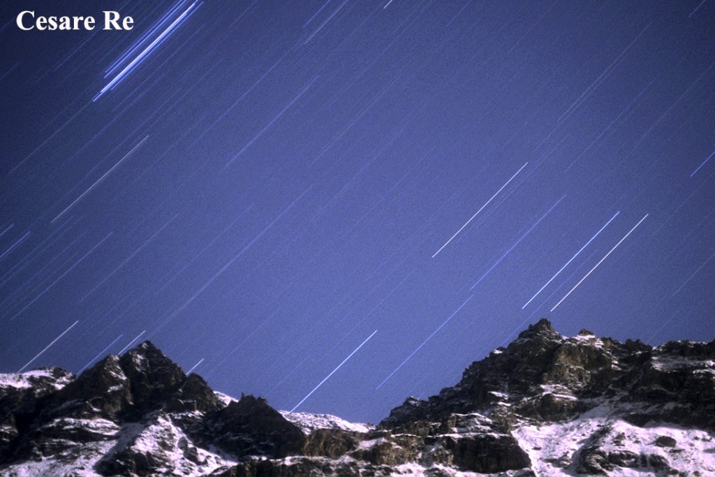Un notturno. Troppo facile con digitale, quindi vi presento uno scatto in pellicola, quando non potevi certo vedere il risultato, sin da subito. Le stelle sono lunghe, non puntiformi e il tempo di posa è di conseguenza piuttosto lungo, anche se poi questi fattori dipendono moto dalle condizioni ambientali e anche dalle impostazione della fotocamera. La pellicola era una Kodak Elite 100 iso. Il tempo di posa, per avere le stelle in striscia, era di circa 4 minuti. Un tempo lungo che, al freddo invernale, crea sicuramente problemi allo stato di carica della batteria. Già a circa 15 sottozero, la durata di carica tende a dimezzarsi. Nikon F90X; Nikkor 80-200 2,8 AFD; Il gruppo Rosetta e Becca d’Aran, dalla Valtournenche.