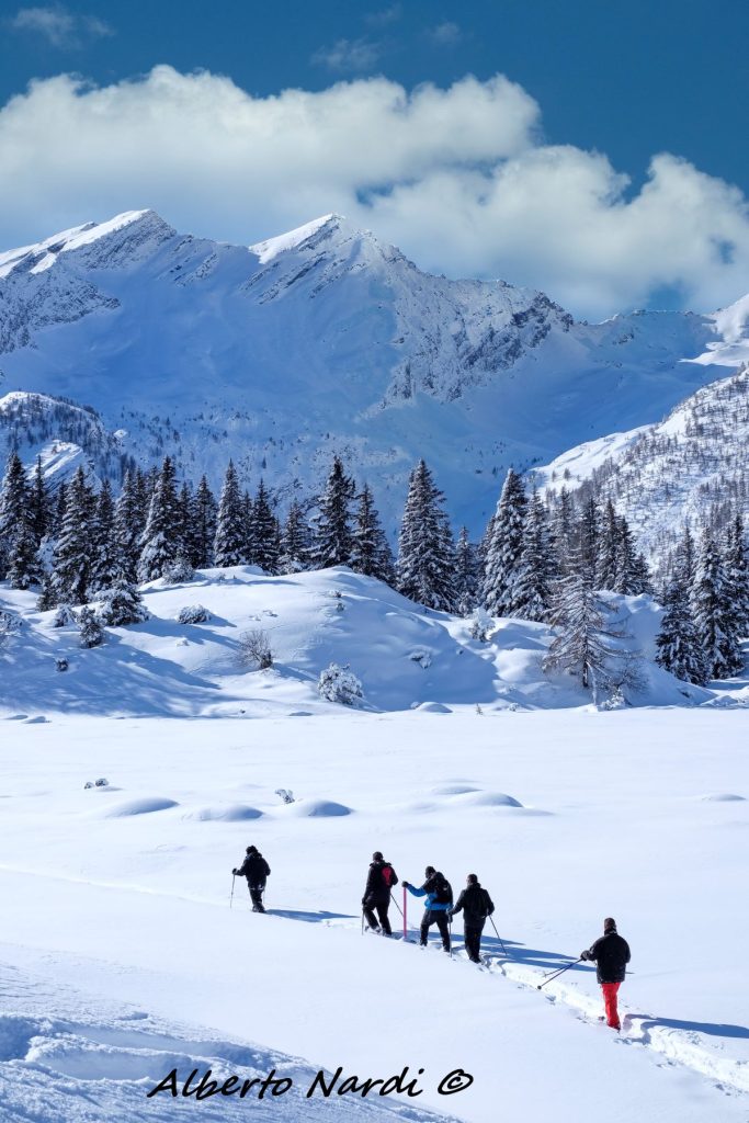 Con le ciaspole presso la torbiera di Soussa. Foto Alberto Nardi