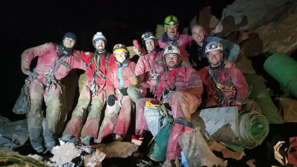 Foto di gruppo al bivacco interno