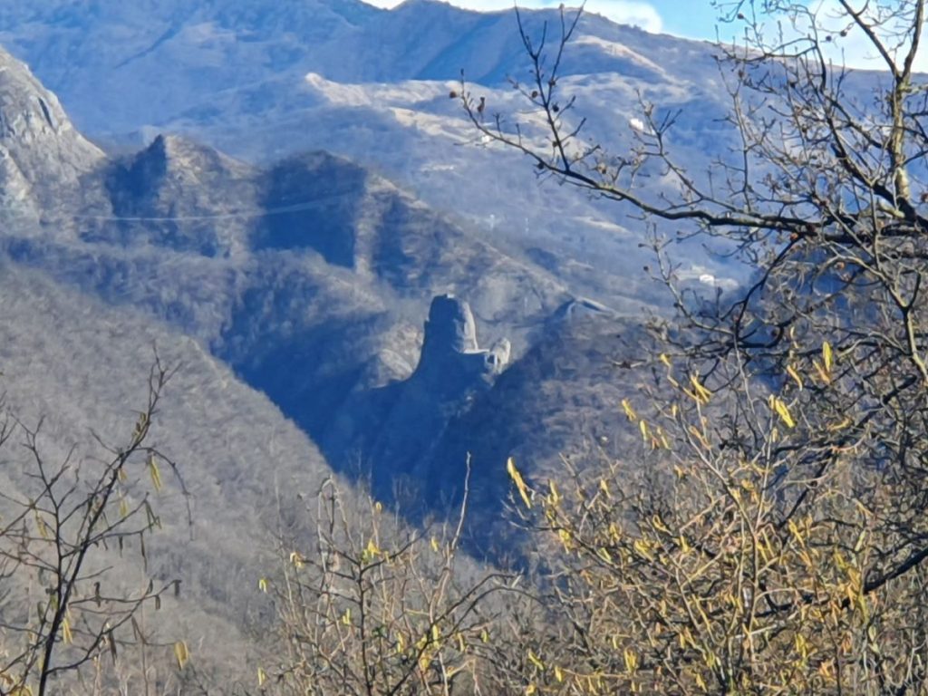 Il Castello della Pietra da Griffoglieto. FB Isola del Cantone - I suoi sentieri