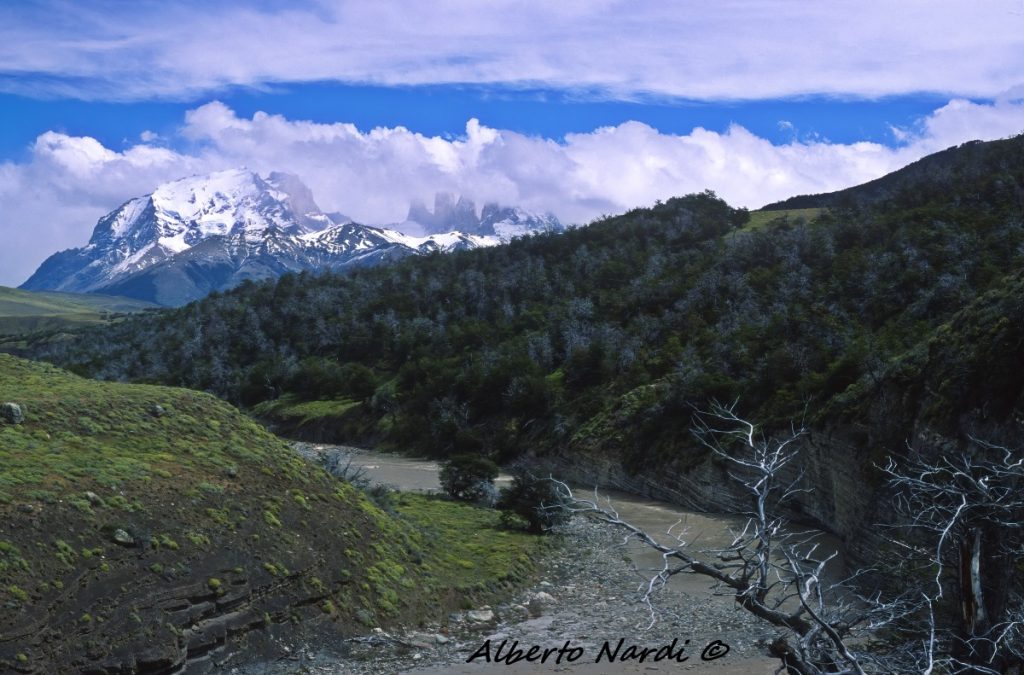 Il Fiume Zamora e sullo sfondo il Cerro Grande. Foto Alberto Nardi