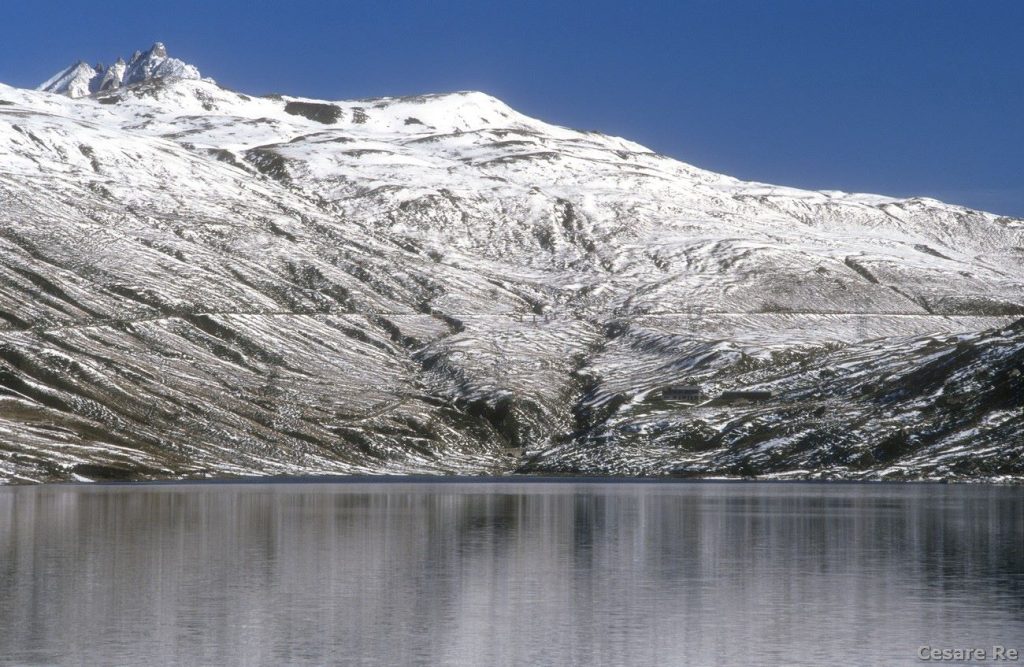 Il Lago del Toggia. Sullo sfondo la strada che sale a Passo San Giacomo. Foto Cesare Re