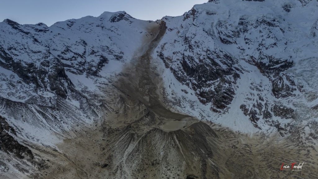 Il percorso della frana staccatasi da un costone della Punta Tre Amici poco distante dal Colle delle Locce. Foto Luca Tondat