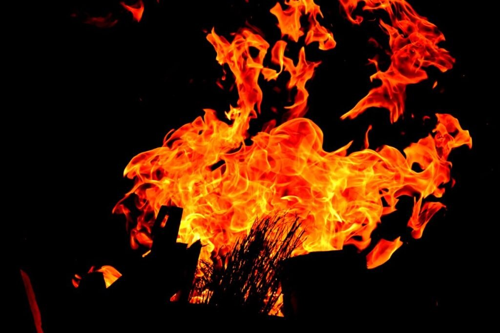 Il rogo. Foto Stefano Ardito