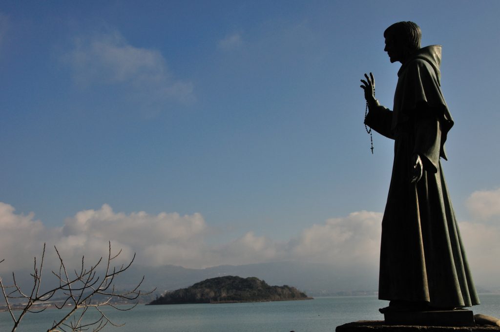 Isola Maggiore, statua di San Francesco, foto Stefano Ardito