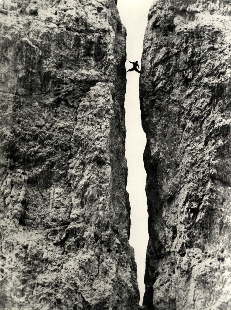 La celebre spaccata di Emilio Comici tr due torrioni dolomitici