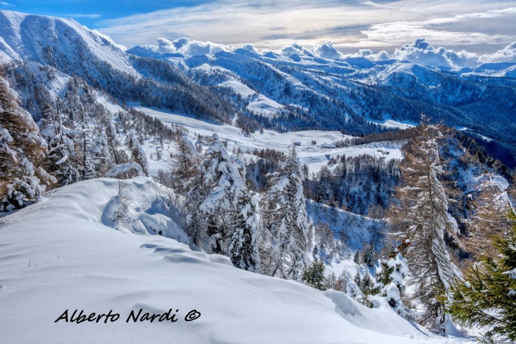 La conca di Bazena e il rifugio omonimo. Foto Alberto Nardi