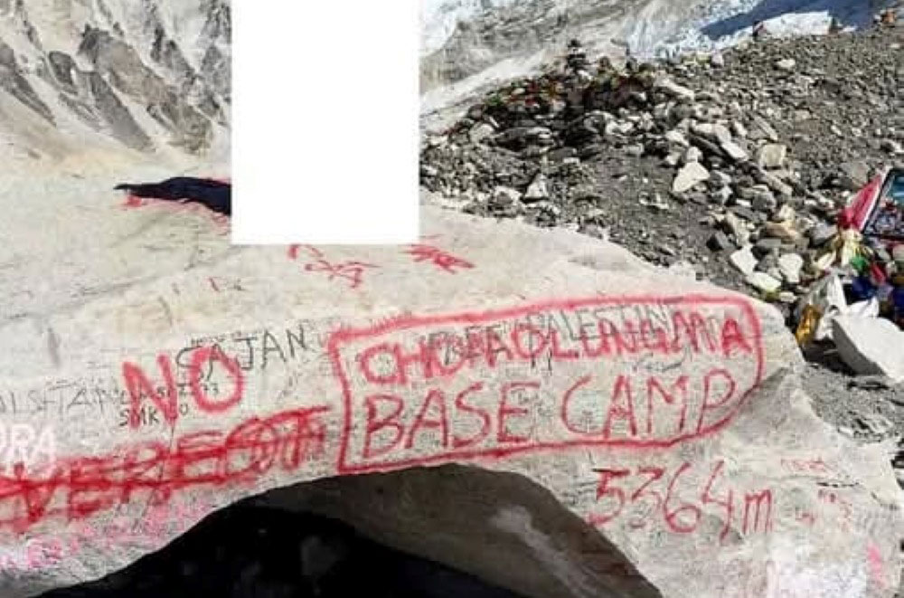 La nuova scritta sul masso al Campo Base dell'Everest @ Everest Today