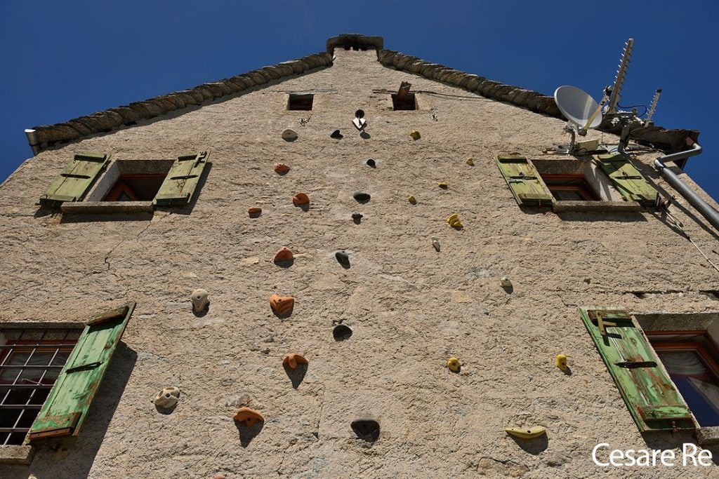 La parete di arrampicata del rifugio. Foto Cesare Re