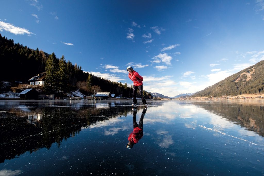 La superficie del lago viene preparata professionalmente per lo skating @ Weissensee Information