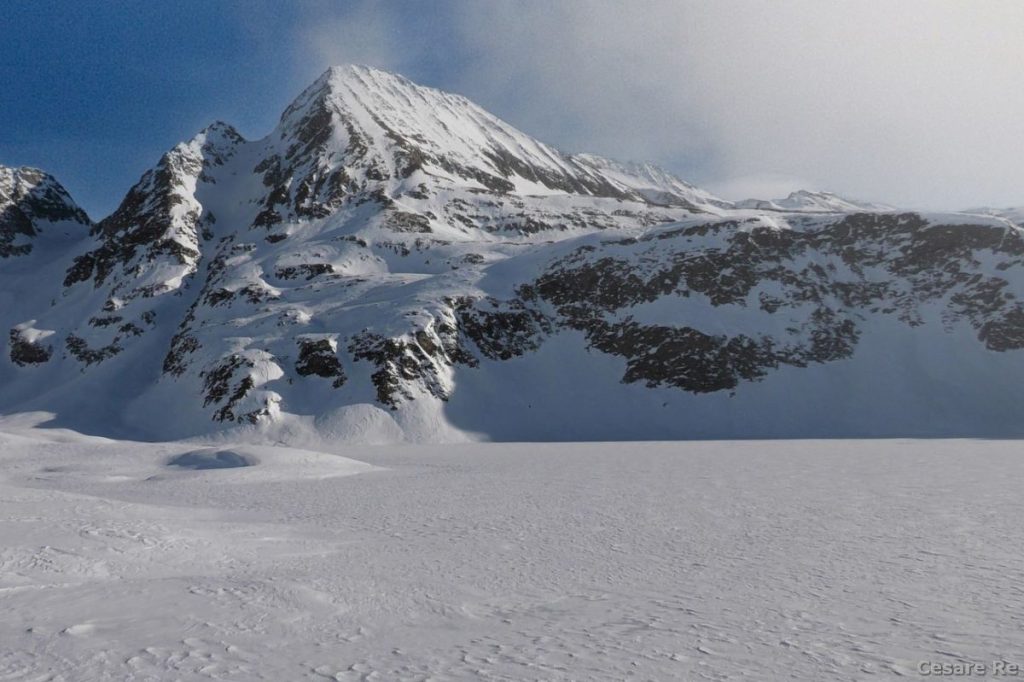 La superficie ghiacciata del Lago Kastel. Foto Cesare Re