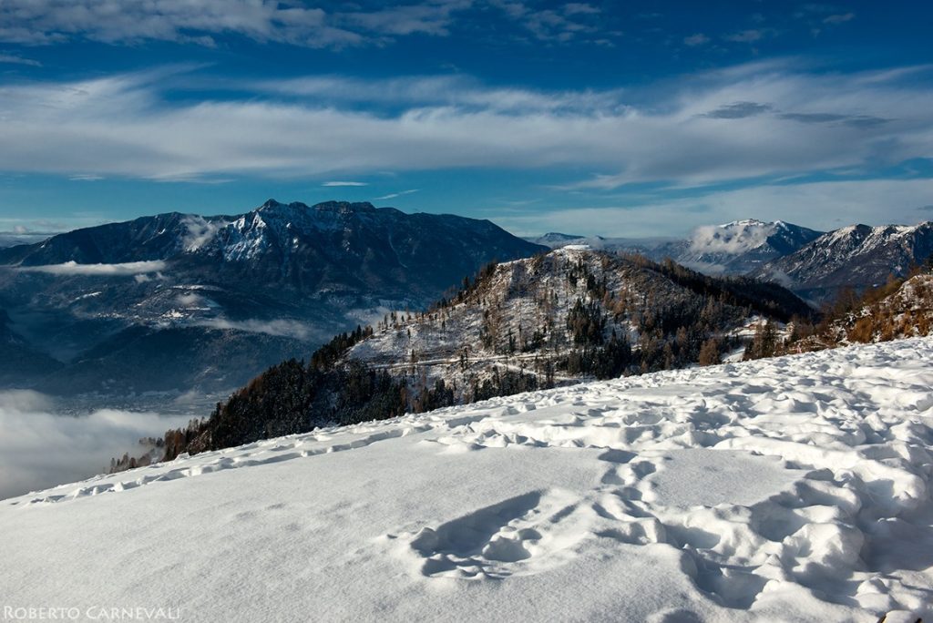 La vista dalla piazzola di decollo dei parapendii. Foto Roberto Carnevali
