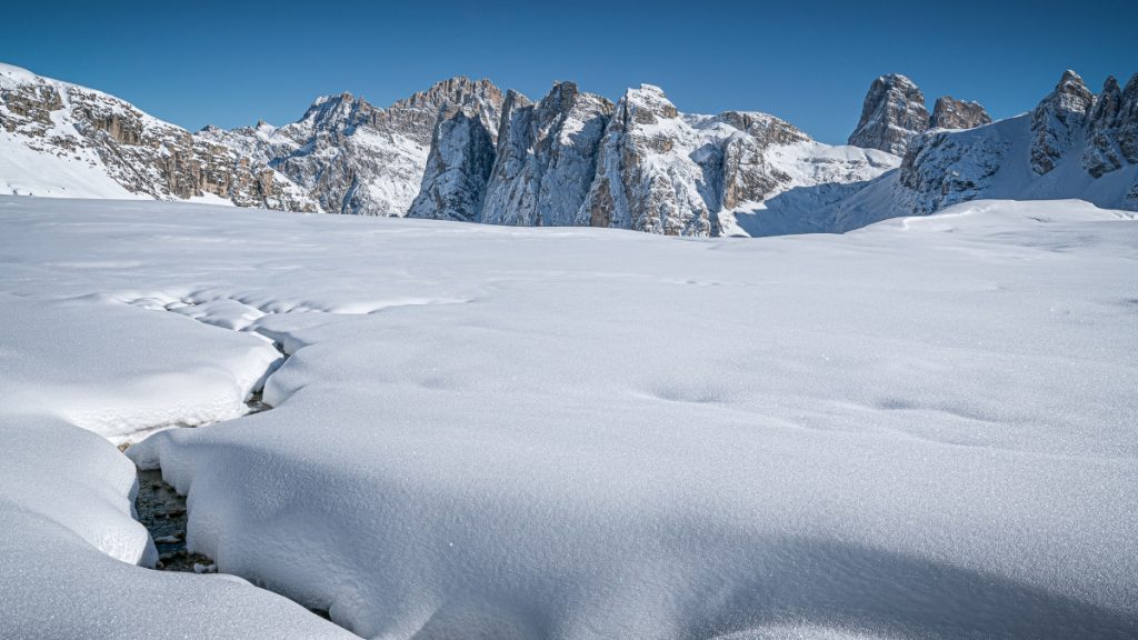 Le Crode Fiscaline e sullo sfondo Croda dei Toni. Foto Luigi Tassi