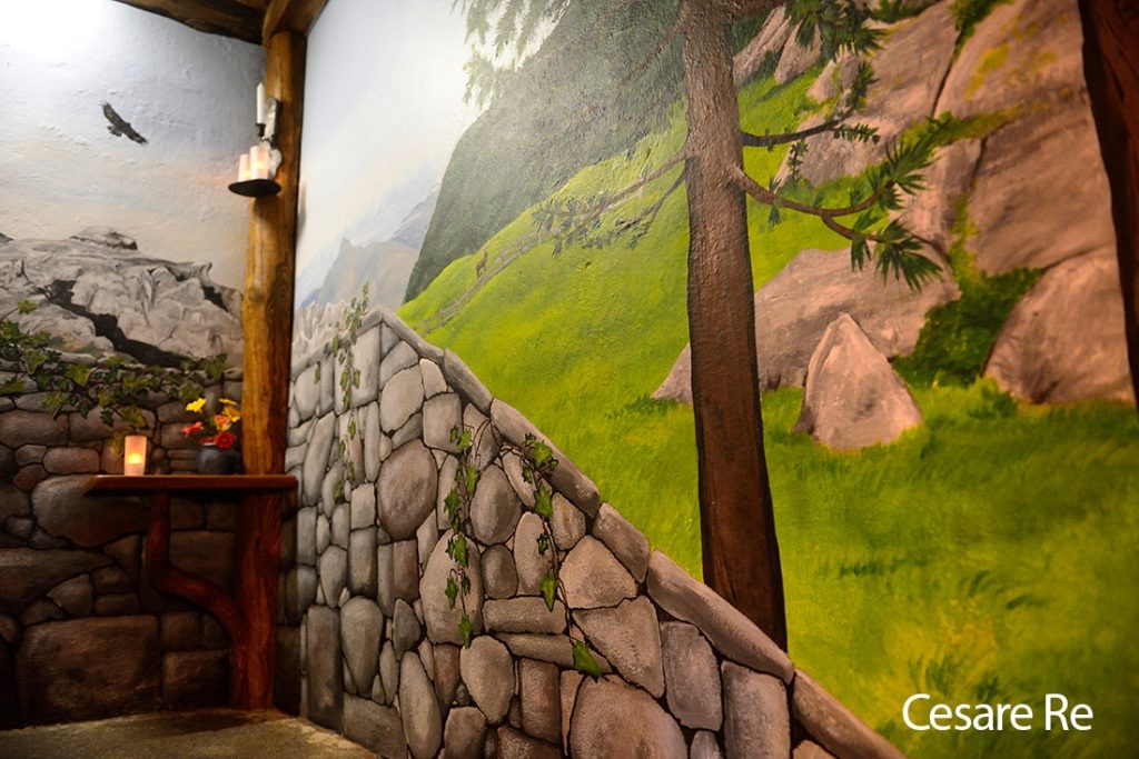 Le colorate pareti del rifugio Crosta. Foto Cesare Re