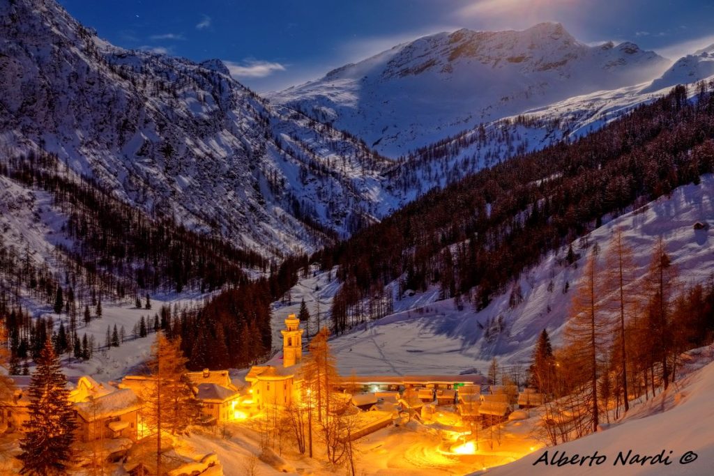 Le luci di Bosco Gurin al tramonto. Foto Alberto Nardi
