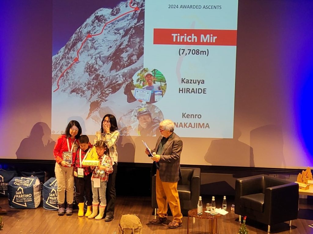 Le vedove e i figli di Kazuya Hiraide e Kenro Nakajima ricevono il Piolet d