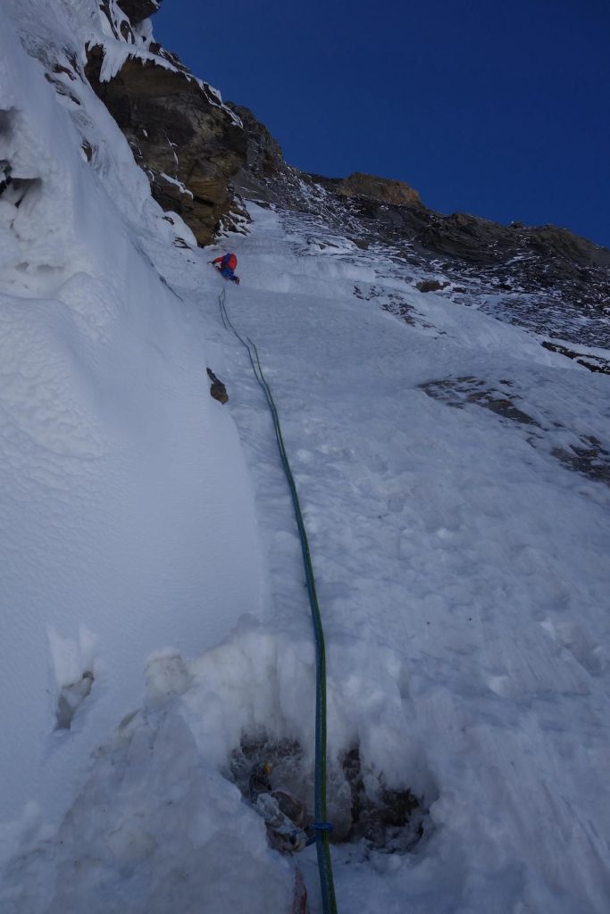 Matthias Gribi durante uno dei primi tiri sulla parete nord del Flat Top. Foto Hugo Béguin