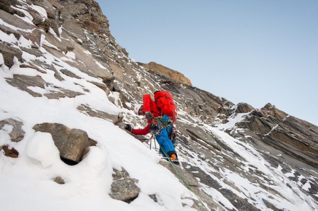 Matthias Gribi sulla parete nord del Flat Top. Foto Hugo Béguin