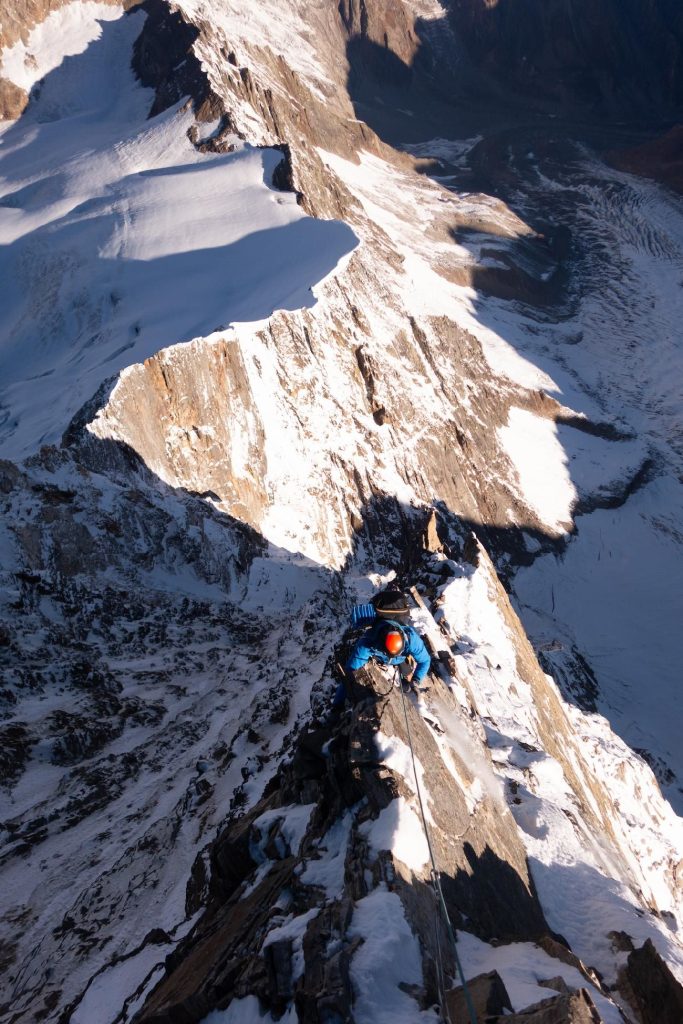 Nathan Monard raggiunge i compagni sulla cresta nord del Flat Top. Foto Hugo Béguin