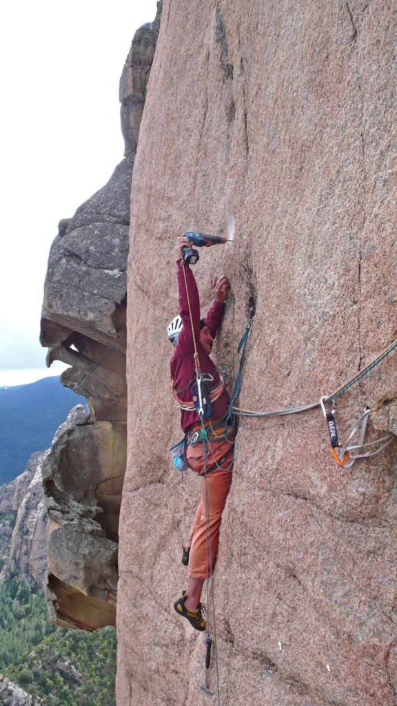 Oviglia in apertura sui graniti di Bavella, Corsica. Foto Rolando Larcher