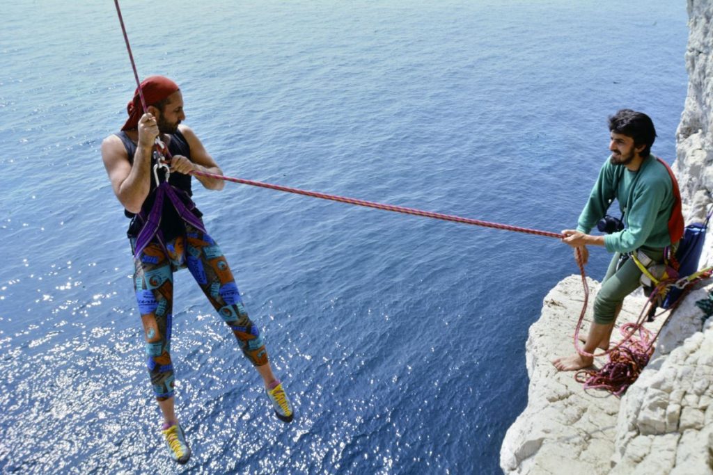 Roby (a destra) aiuta Giorgio Mallucci in una corda doppia a Gaeta